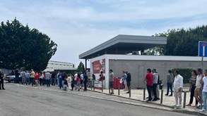 Muito apoio à porta do Seixal: dezenas de adeptos aguardam saída do Benfica na véspera do dérbi