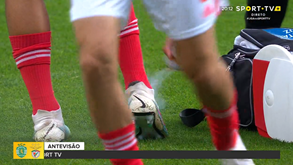 Gonçalo Ramos ficou com queixas no pé direito no aquecimento em Alvalade e recebeu o 'spray mágico'