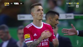Grimaldo foi substituído e bateu com a mão no símbolo do Benfica
