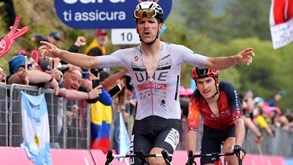 Cerrar os dentes... até à vitória: as imagens da chegada de João Almeida à meta da 16.ª etapa do Giro