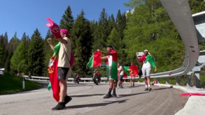 O momento em que grupo de fãs portugueses apoiou e correu ao lado de João Almeida no Giro