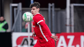 Kerkez espera acordo de verbas entre Benfica e AZ Alkmaar