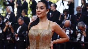 Georgina Rodríguez deslumbra na passadeira vermelha de Cannes com vestido dourado