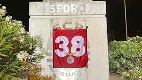 Festa do Benfica chegou... a Alvalade: adeptos colocaram tarja na estátua do leão
