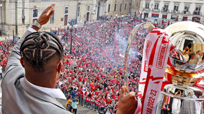 Com o Benfica 'gravado' na cabeça: o penteado especial de Neres para a festa na Câmara de Lisboa