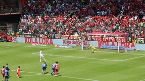 Guarda-redes brasileiro dá nas vistas no México com um penálti... à Panenka