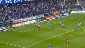 Muitos ressaltos, um 'frango' e... um autogolo: lance no futebol sueco promete dar que falar