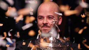 Luca Brecel faz história ao sagrar-se campeão do mundo de snooker