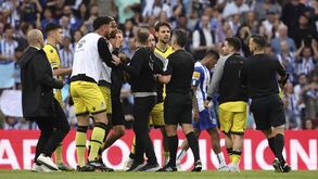 Árbitro apitou para o fim do FC Porto-Boavista quando os axadrezados atacavam e gerou revolta