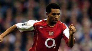 Declarou falência mas não esquece hat trick na estreia a titular no Arsenal: «Bebi muita vodka na noite anterior...»