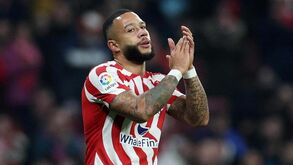 Depay lesiona-se no treino do Atlético Madrid e deverá falhar o próximo jogo