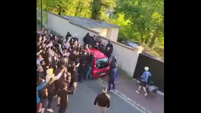 Adeptos do PSG foram para a porta de casa de Neymar pedir para que o brasileiro vá embora