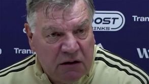 Sam Allardyce ainda agora voltou e já aplica multas... aos jornalistas!