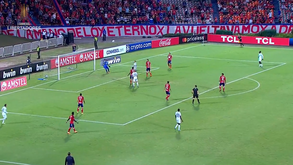Era para ser um passe tranquilo ao guarda-redes: defesa faz autogolo com chapéu ao colega de equipa 