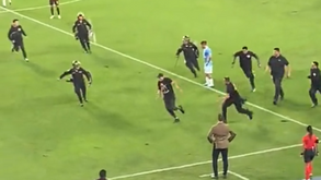 Adepto entra num campo de futebol no Peru e 'dribla' mais uma dezenas de agentes de autoridade