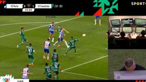 O lance do penálti que permitiu ao FC Porto empatar frente ao Famalicão: VAR avisou e árbitro viu as imagens