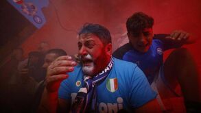 Lágrimas e euforia: como os adeptos celebram nas ruas de Nápoles o título de campeão