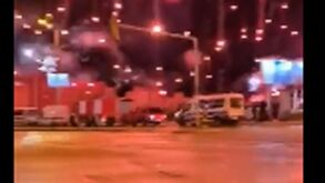 'Línguas de fogo' nos céus, foguetes e festa rija em Nápoles pela noite dentro