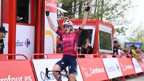 Demi Vollering sobe à liderança da Vuelta feminina