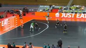 De primeira e à meia volta: o grande golo de Erick nas 'meias' da Liga dos Campeões de futsal