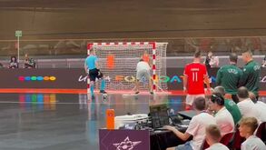 Uma nova técnica para limpar o piso dos pavilhões? Momento hilariante no Palma Futsal-Benfica