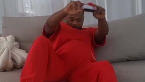 Levantar, calçar e até sair do carro: Evra testa agruras da gravidez com ajuda... de uma melancia