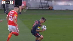 Benfica pediu penálti por mão de Victor Gómez: árbitro mandou seguir
