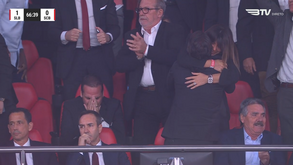 As reações ao golo do Benfica: Rui Costa abraça esposa e Rui Pedro Braz visivelmente emocionado