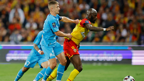 Lens bate Marselha sobe ao segundo lugar e 'ajuda' o PSG em França
