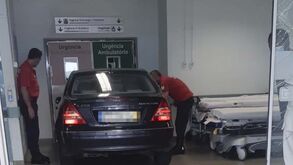 Homem atira carro contra urgências do Hospital de Cascais após fazer aviso nas redes sociais