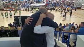 O abraço emocionado a Pinto da Costa após a conquista da Champions de hóquei em patins