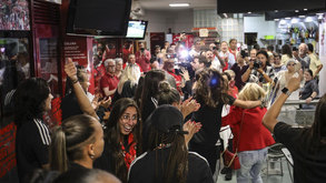 Equipa campeã nacional feminina recebida na casa do Benfica de Gaia com boa disposição, cerveja e um 'toque clerical'