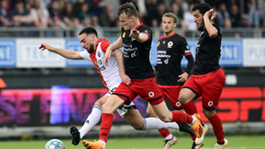 Feyenoord vence e fica a uma vitória do título de campeão na Holanda