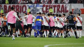 River Plate bate Boca Juniors em jogo com sete expulsões