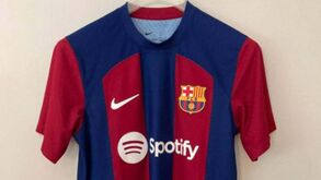 Será esta a camisola do Barcelona para a próxima época? As imagens que circulam na internet 