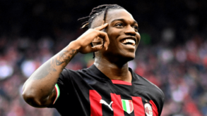 O 'convite' a Mbappé, o 'engraçadinho' da Seleção e o 'mano' Ibrahimovic: Rafael Leão abre o livro
