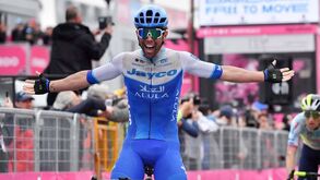 Michael Matthews vence 3.ª etapa do Giro e João Almeida sobe a 2.º da geral
