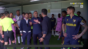 Guarda-redes do Chaves entra em campo com meias do Famalicão após pedido do árbitro