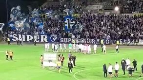 A festa dos adeptos do FC Porto perante a equipa após a vitória em Arouca