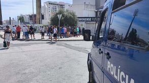 Milhares de adeptos fazem fila no Municipal de Portimão para comprar bilhetes para jogo com o Benfica