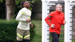 Rafael Leão trabalha no relvado mas continua em dúvida para jogo com o Inter