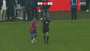 Vê segundo amarelo, vai para o balneário e árbitro chama-o de volta... para lhe mostrar vermelho direto