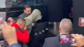 Loucura na chegada de Rafael Leão ao hotel do Milan: avançado em dúvida para o dérbi com o Inter