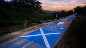 Craig Breen não é esquecido no Rali de Portugal: já está pintada no Confurco a bandeira da Irlanda