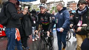 Remco Evenepoel preocupa: «Após a primeira queda, tudo parecia estar bem...»