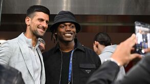 Rafael Leão viveu noite de contrastes: dos sorrisos e fotos com Djokovic ao desalento da derrota