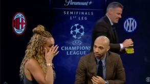 Jamie Carragher 'salva' apresentadora em direto