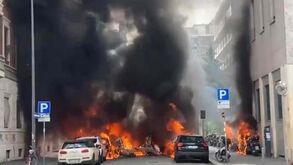 Explosão no centro de Milão: vários carros a arder
