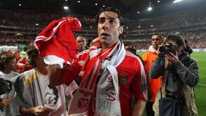Muitas lágrimas e com uma chuva de aplausos: Benfica recorda dia em que Rui Costa deixou os relvados