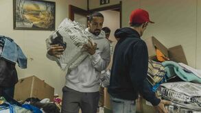 Bruno Costa doa mais de meia tonelada de comida para animais em ação solidária